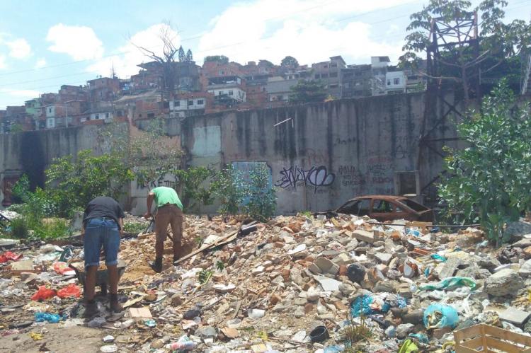 Entulhos amontoados entre as residências